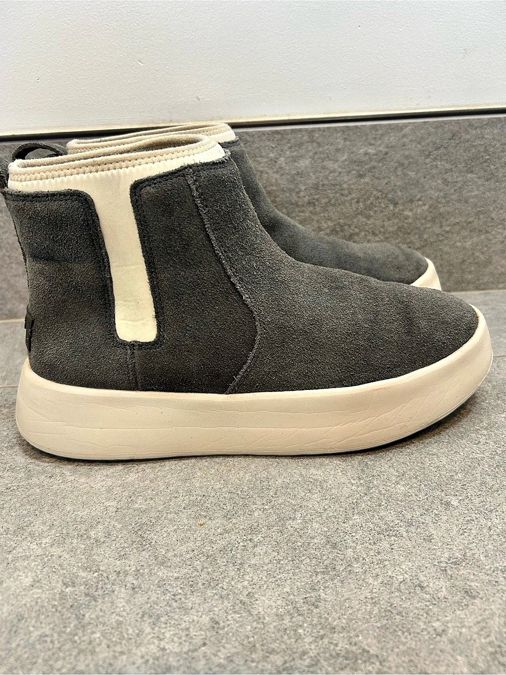 UGG Classic Boom Bootie Ankle Boots grey & Cream US 8